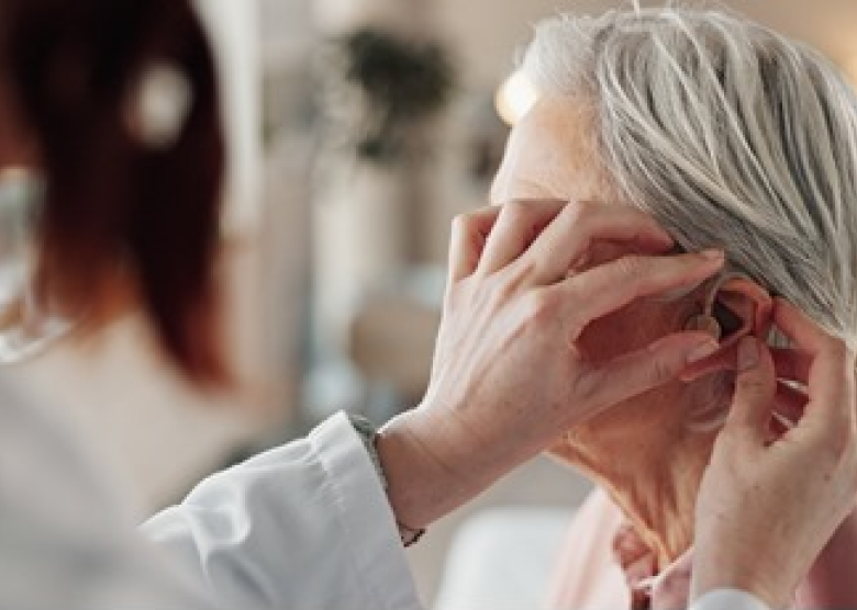 Estudio revela fuerte vínculo entre pérdida auditiva y Alzheimer