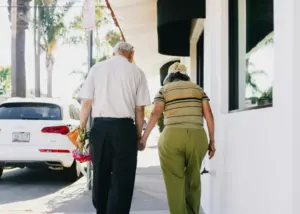 Caminar retrasa la aparición del mal de Alzheimer
