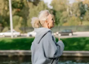 Entrenamiento en bloques mejora la fuerza de los adultos mayores