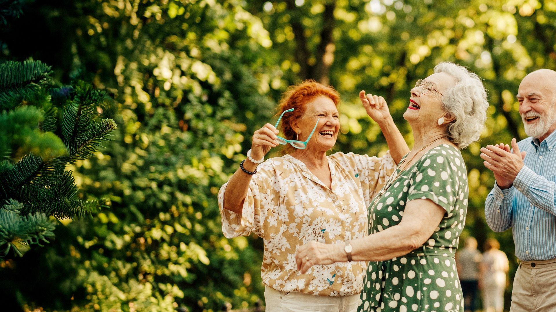 Personas mayores bailando al aire libre