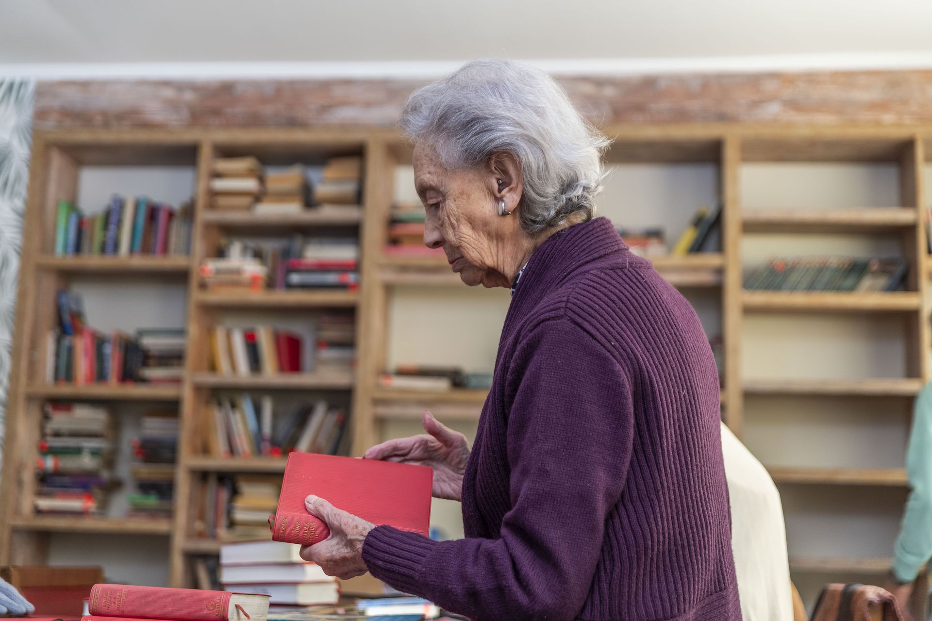 Residente leyendo junto a la biblioteca
